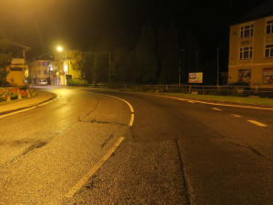 Nejdřív narazil do lampy, potom do budovy spořitelny. Pak řidič v Tanvaldu ujel