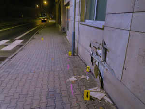 Nejdřív narazil do lampy, potom do budovy spořitelny. Pak řidič v Tanvaldu ujel