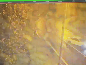 Nejdřív narazil do lampy, potom do budovy spořitelny. Pak řidič v Tanvaldu ujel