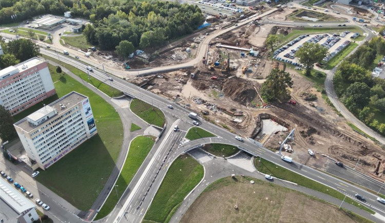 Stavaři na hradecké Miletě jedou podle plánu, pracuje se na Zborovské i podchodech