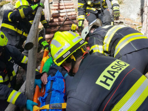 Náročný transport. Hasiči zasahovali v Suchých skalách u zraněného lezce
