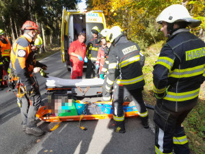 Náročný transport. Hasiči zasahovali v Suchých skalách u zraněného lezce