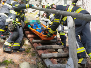 Náročný transport. Hasiči zasahovali v Suchých skalách u zraněného lezce