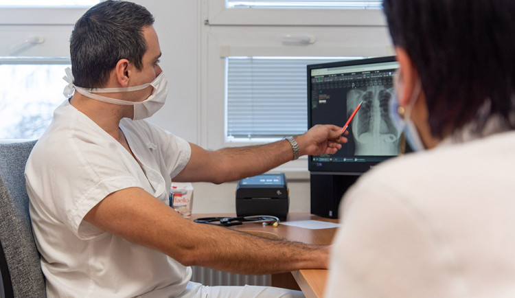 Nemocnice v Olomouckém kraji omezují kvůli virózám návštěvy. Které to jsou?