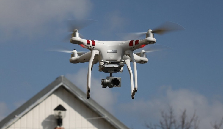 Tajemný dron špehuje v noci u domů a straší obyvatele Budějovic