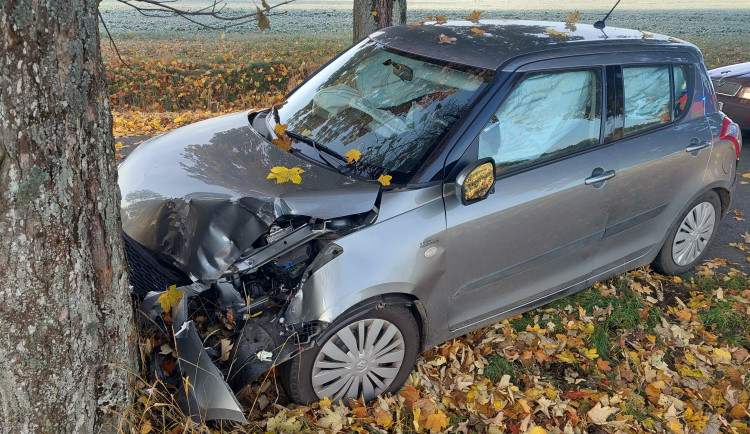 Senior skončil v nemocnici, jeho vůz zastavil až náraz do druhého stromu