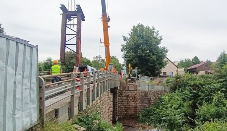 V Liberci bude dva dny neprůjezdná Kubelíkova ulice kvůli usazování lávky