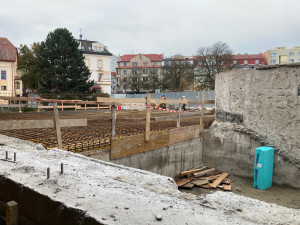 Pomalu končí bourací práce a začíná se budovat. Bazén se rekonstruuje rok