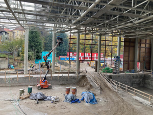 Pomalu končí bourací práce a začíná se budovat. Bazén se rekonstruuje rok