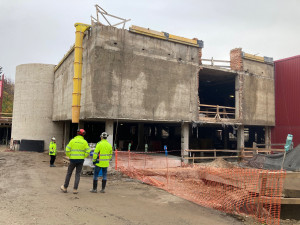 Pomalu končí bourací práce a začíná se budovat. Bazén se rekonstruuje rok