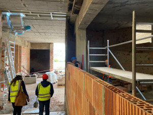 Pomalu končí bourací práce a začíná se budovat. Bazén se rekonstruuje rok