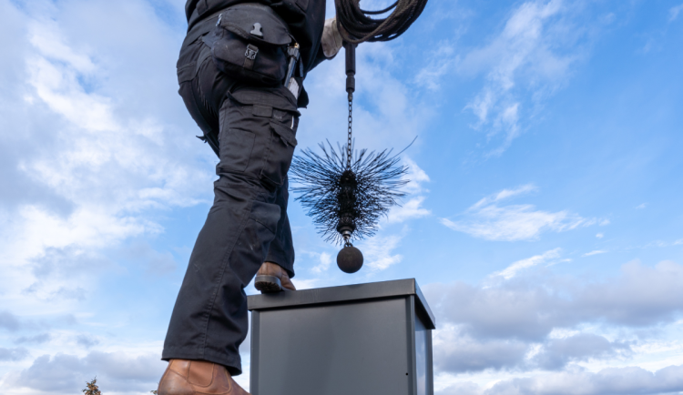 Začala topná sezona. Pozvěte si domu kominíka, vyzývají hasiči