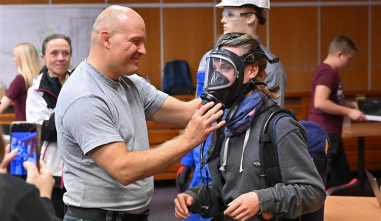 Sokolovští deváťáci se na jeden den proměnili v superhrdiny, byli v chemičce