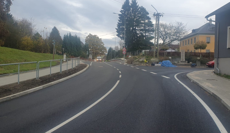 Po 17 měsících lze projet přes Oldřichov v Hájích, nový povrch ale čeká oprava