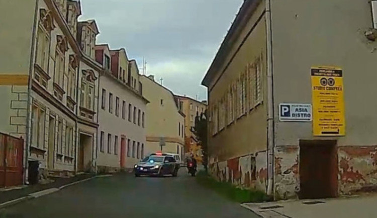 V ulicích Karlových Varů se snažil ujet policistům motorkář. Měl zákaz řízení