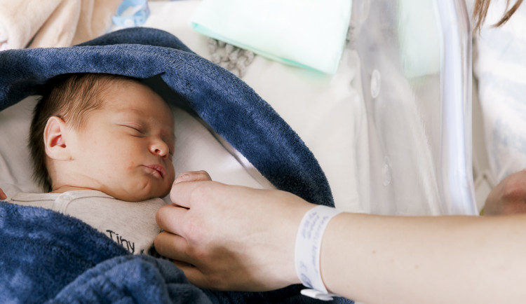 Porodnice v kraji chrání novorozence před respiračními infekcemi. Imunizaci hradí pojišťovny