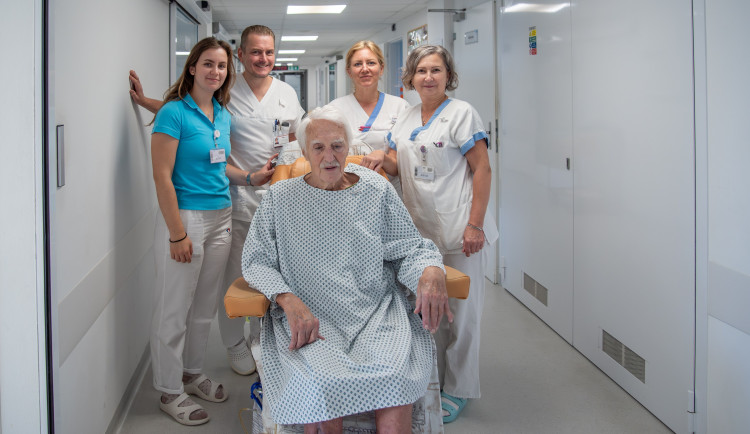 Osmdesátiletý lékař spadl z posedu. Zachránila ho manželka a tým olomoucké nemocnice