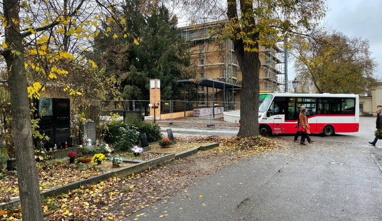 Dušičkové návštěvy v Brně ulehčí minibusy. Pojedou zdarma po Ústředním hřbitově