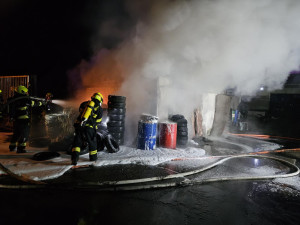 Zásahy hasičů o víkendu - požár haly s pneu v Liberci, na Semilsku záchrana psa