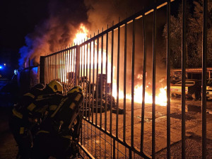 Zásahy hasičů o víkendu - požár haly s pneu v Liberci, na Semilsku záchrana psa