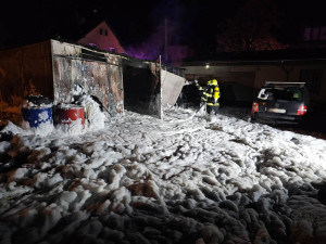Zásahy hasičů o víkendu - požár haly s pneu v Liberci, na Semilsku záchrana psa