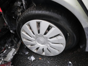 Déšť a špatně nasazené pneu. Kombinace, která mohla skončit fatálně