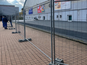 Kolem Svijanské Arény jsou instalovány ochranné ploty, zatím je v provozu