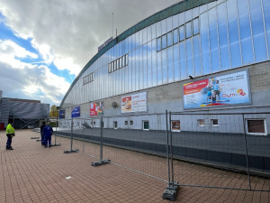 Kolem Svijanské Arény jsou instalovány ochranné ploty, zatím je v provozu