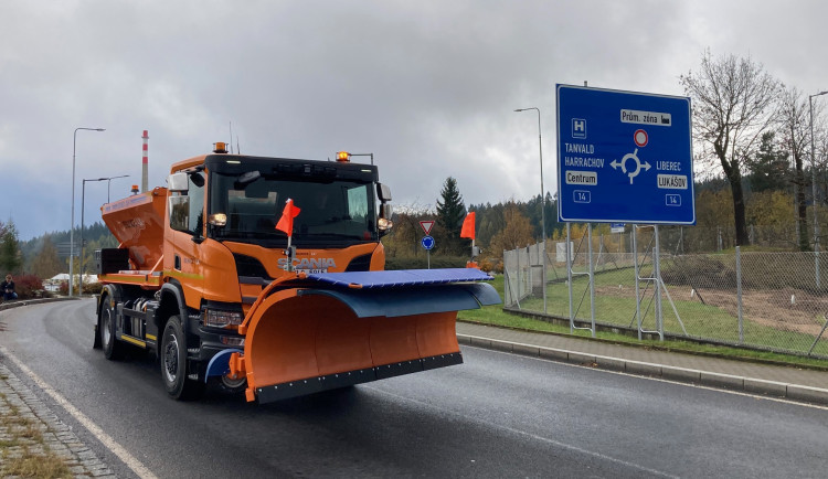 Ilustrační foto techniky společnosti Silnice LK k zimní údržbě