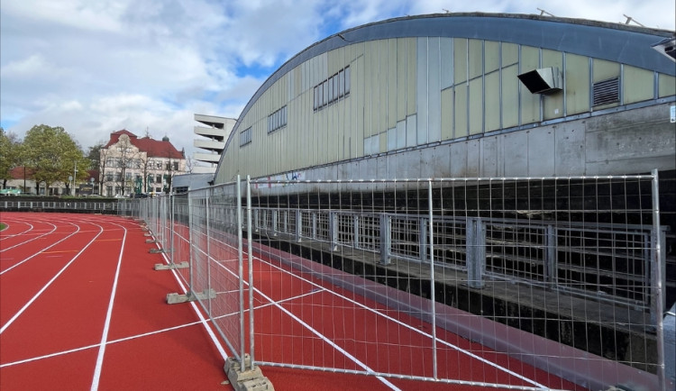 Kolem Svijanské Arény jsou instalovány ochranné ploty, zatím je v provozu