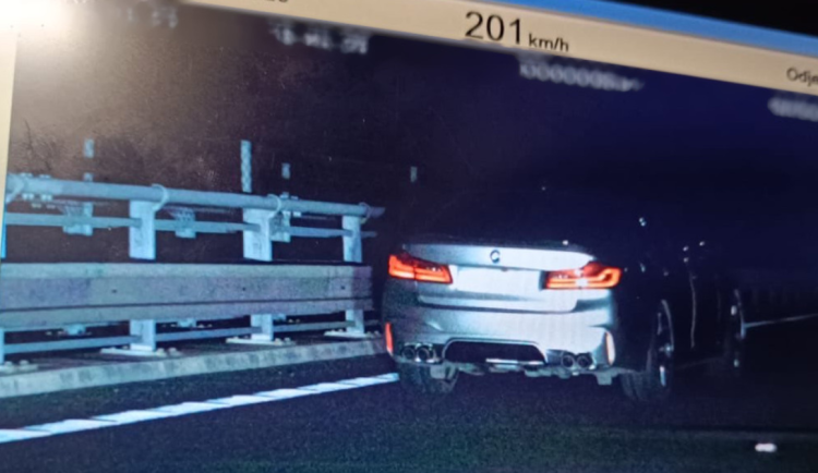 Mladý řidič se prohnal po D1 rychlostí 201 km/h, policisté mu na místě zabavili řidičák