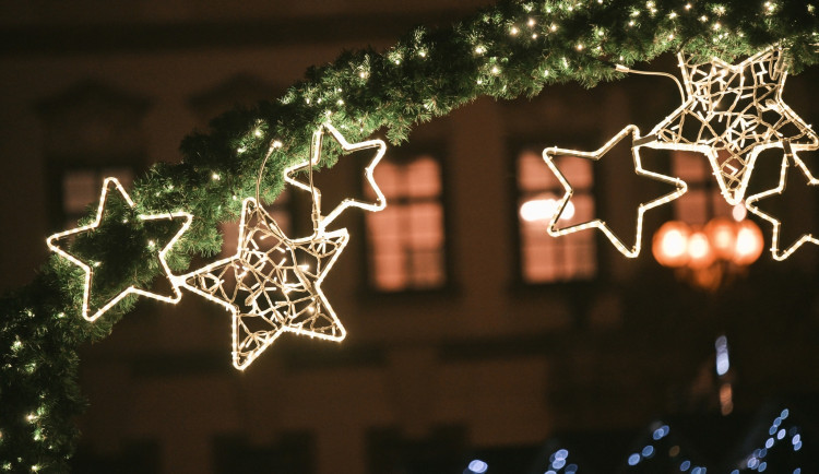 Hradec Králové se chystá na Vánoce. V ulicích už se objevují první světelné motivy