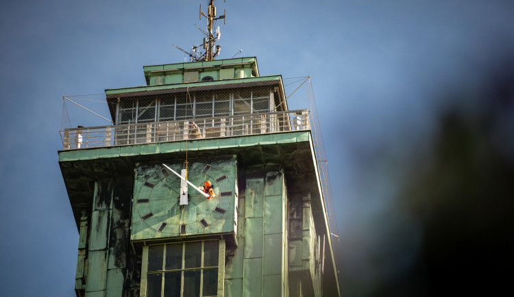 Ostrava po zhruba půl století renovuje ručičky hodin na věži Nové radnice