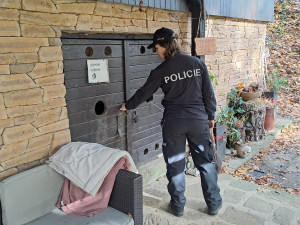Policisté kontrolovali chaty a chalupy v Českém ráji, zapojili i služebního psa Zorana