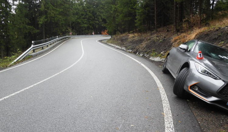 Luxusní vůz skončil po smyku v příkopě, škoda na voze je vyčíslena na 450 tisíc