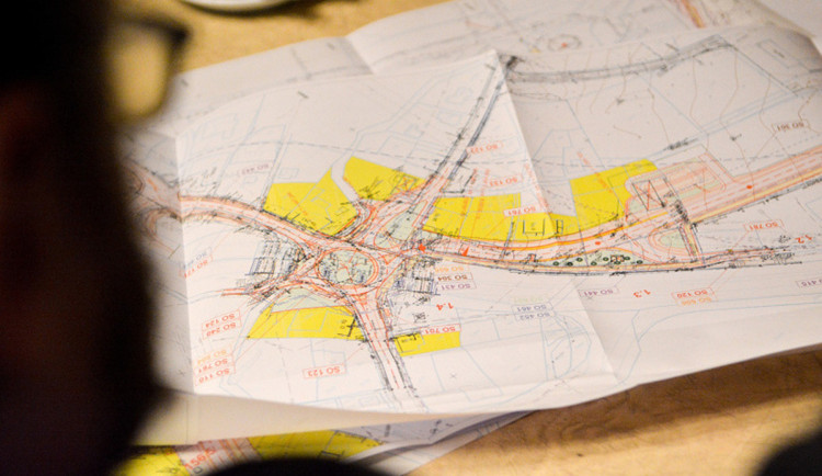 Některé pozemky pro silnici do průmyslové zóny dá Liberecký kraj vyvlastnit