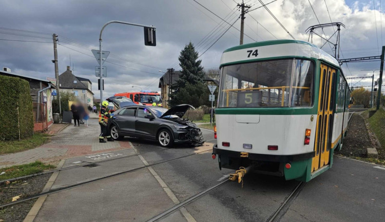 Dopravní nehoda osobního automobilu a tramvaje ve Vratislavicích se obešla bez zranění