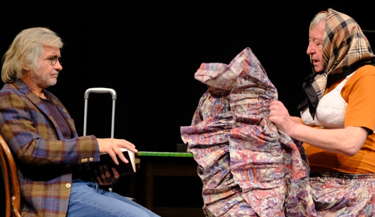 Se svým hereckým kolegou Jiřím Lábusem vystupuje Oldřich Kaiser (vlevo) už desítky let. Aktuálně v Divadle Kalich.