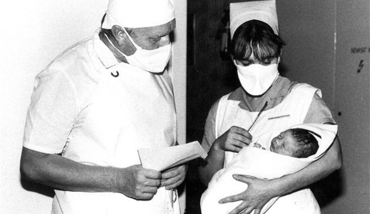 Brněnský zázrak slaví 43 let. První dítě ze zkumavky změnilo medicínu