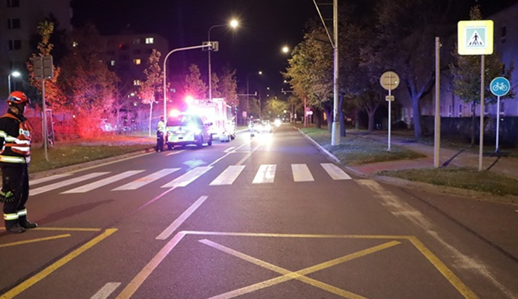 Ve Znojmě srazilo auto chodce na přechodu. Policie teď pátrá po svědcích