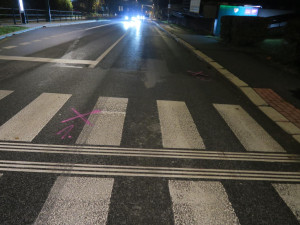 Policie hledá řidiče, jenž na přechodu v Jablonci srazil dívku. Mluvil s ní, pak odjel