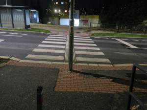 Policie hledá řidiče, jenž na přechodu v Jablonci srazil dívku. Mluvil s ní, pak odjel