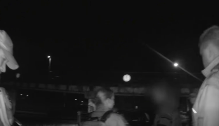 Pár piv a fernetů, pak si půjčil auto manželky. Řidiče prozradilo denní svícení