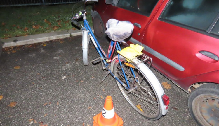 Skoro devadesátiletou seniorku bez helmy smetlo v Hradci u knihovny osobní auto