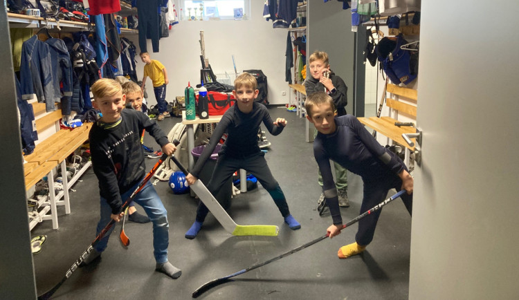 Místo staré ratejny moderní šatny pro sportovce. Frýdlant dokončil kabinový blok