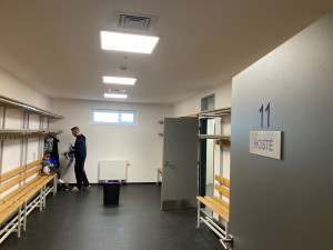 Místo staré ratejny moderní šatny pro sportovce. Frýdlant dokončil kabinový blok