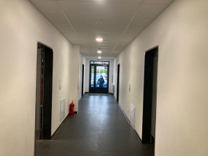 Místo staré ratejny moderní šatny pro sportovce. Frýdlant dokončil kabinový blok