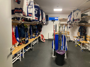 Místo staré ratejny moderní šatny pro sportovce. Frýdlant dokončil kabinový blok