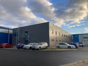 Místo staré ratejny moderní šatny pro sportovce. Frýdlant dokončil kabinový blok