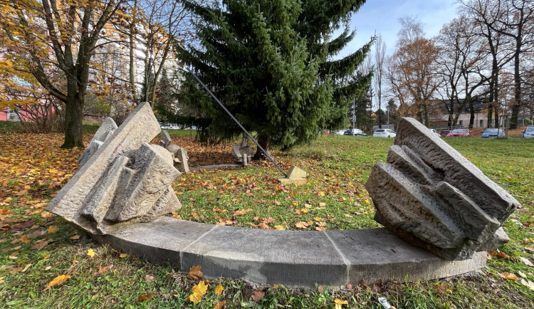 Město nechalo opravit Sluneční hodiny v Ruprechticích. Na obnově se podílel i autor